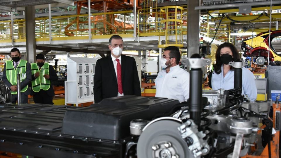 Marcelo Ebrard presume el primer carro del mundo hecho totalmente por mujeres en México