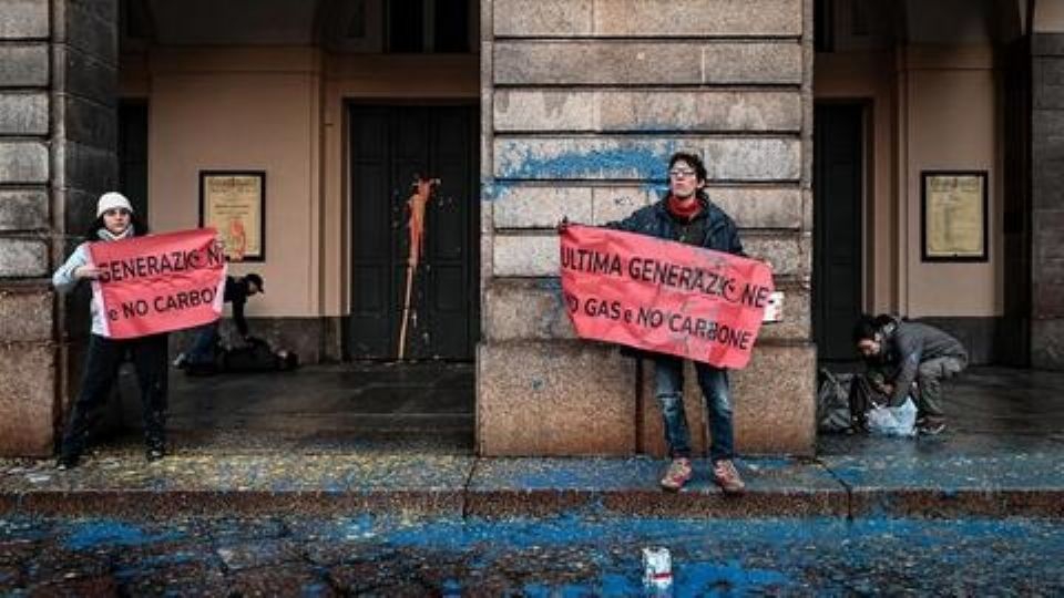 No solo contra el arte: Activistas ambientales ahora arrojan pintura a la entrada de un teatro de Milán