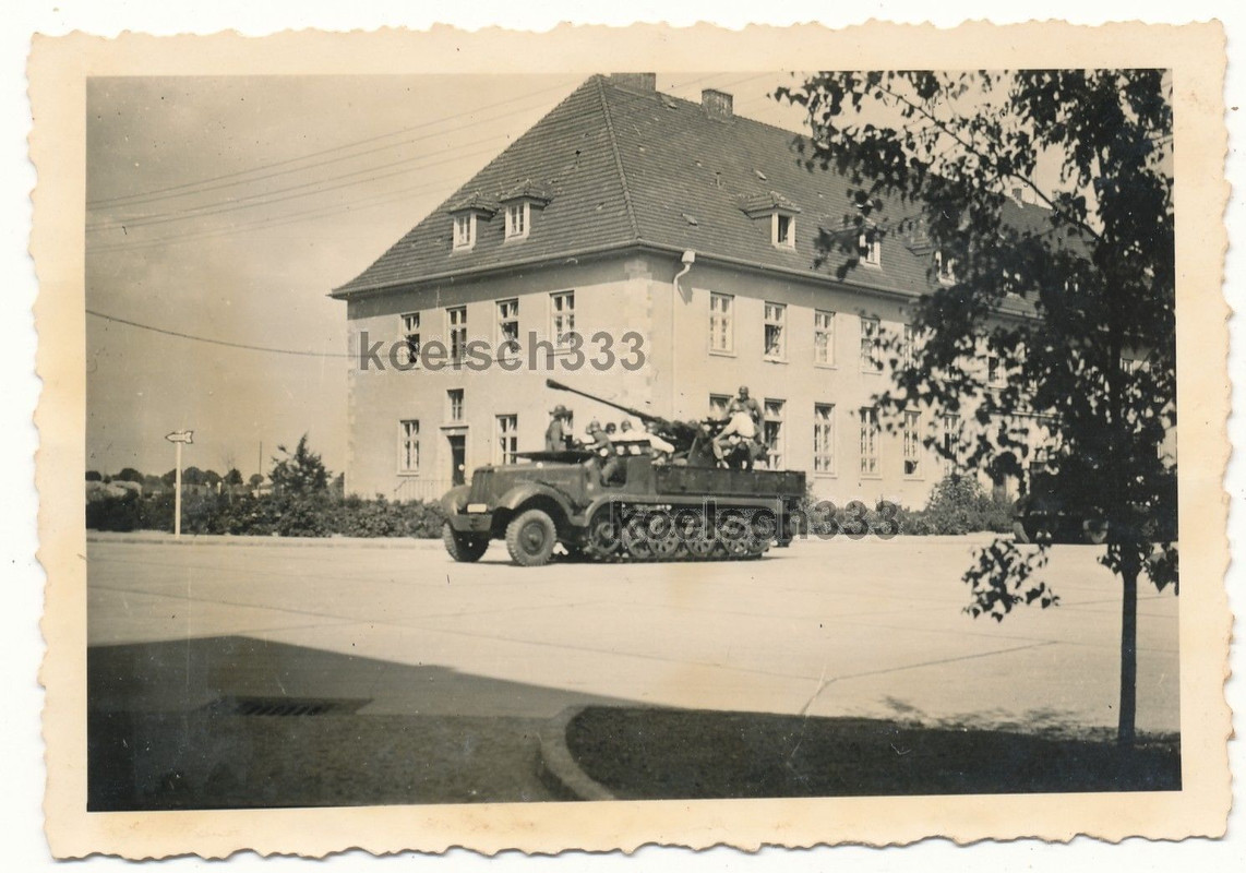 Foto Panzer Halbkette mit 3,7cm Flak Geschütz vor Wehrmacht Kaserne Heeresflak