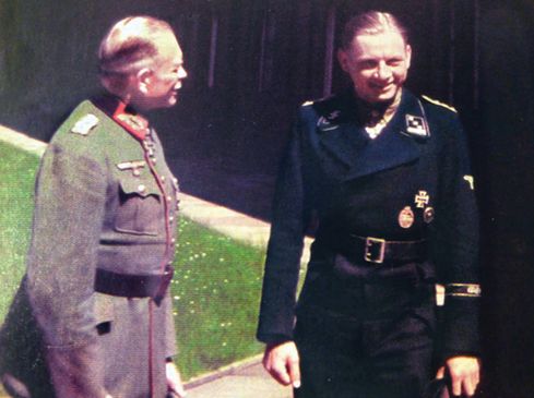 Guderian con el comandante de carros de las Waffen SS Michael Wittmann