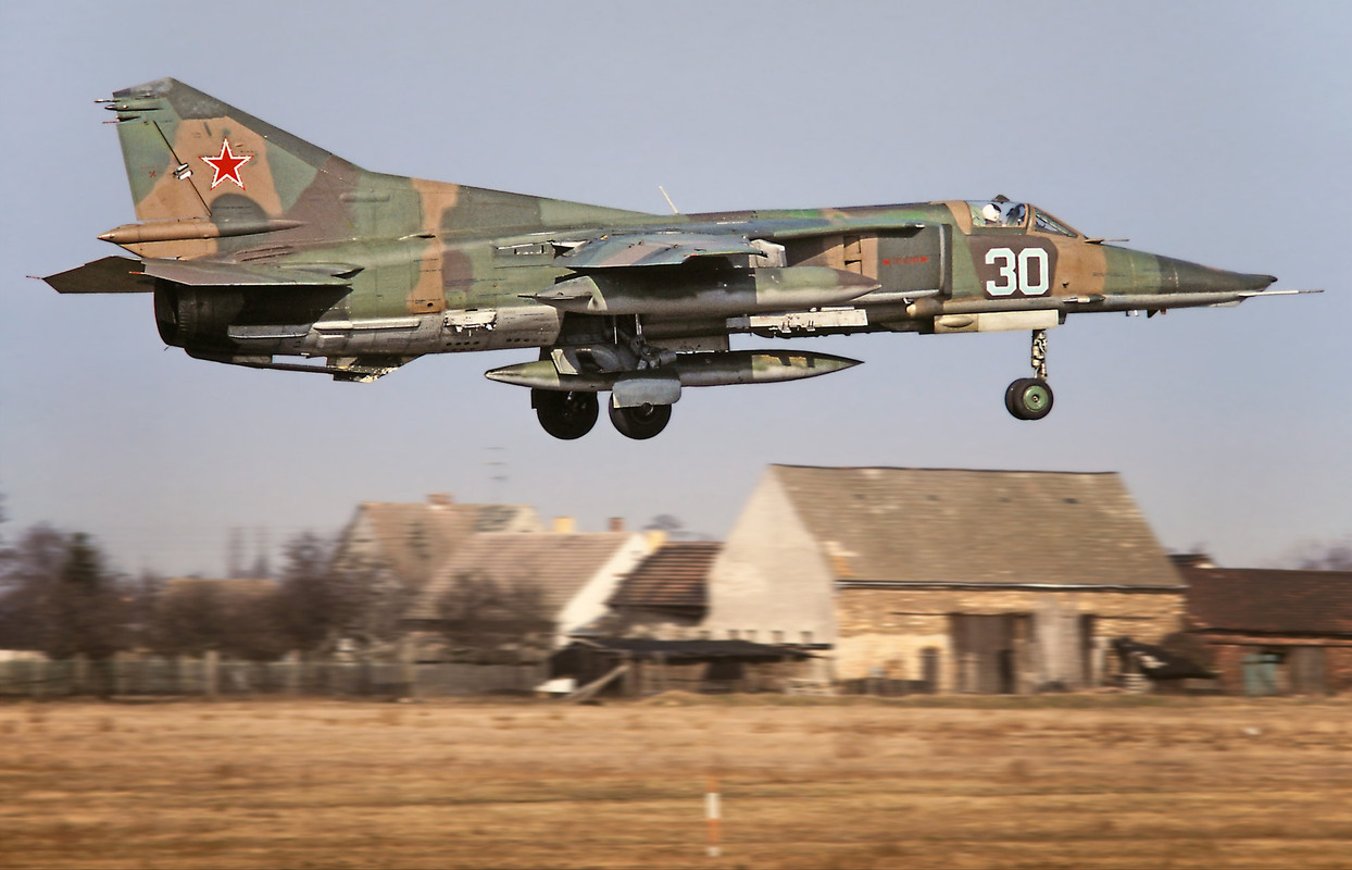 559 APIB Mig-27K 30 Blue_76802640363, Frühling 1993 (2)