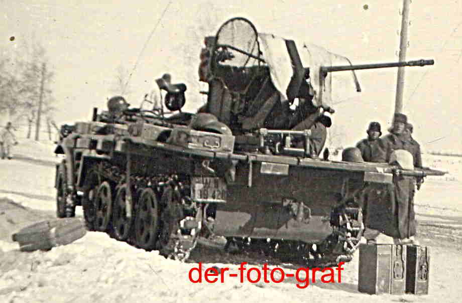 Rußland, Halbkettenfahrzeug mit aufgebauter Flak