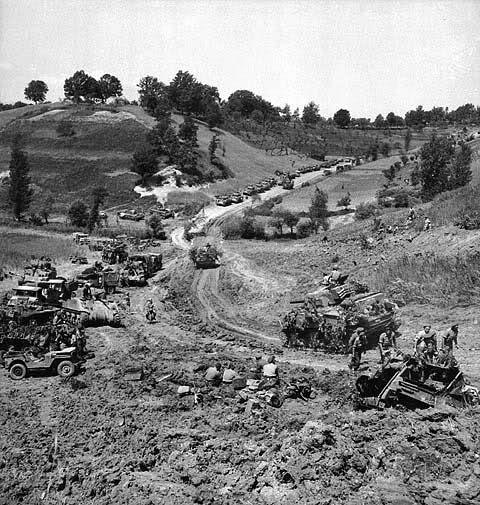Fuerzas canadienses avanzando desde la Línea Gustav hacia la Línea Hitler. 24 de mayo de 1944, Vale de Liri, Italia