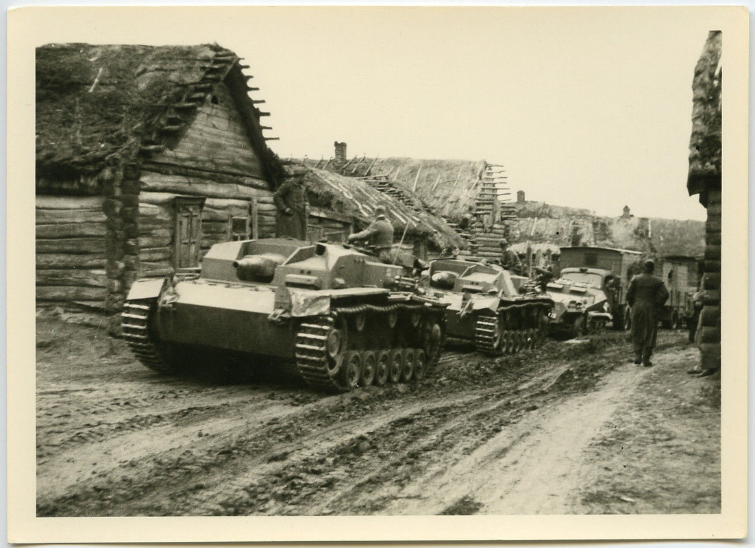 Foto Sturmgeschütz StuG Vormarsch Schlamm. 1941 Russland Ostfron