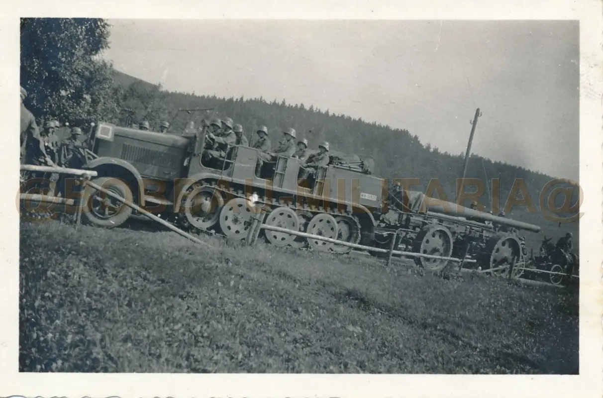 L444 Foto Wehrmacht SdKfz Halbkette Zugkraftwagen mit schwerer Feldkanone Haubit
