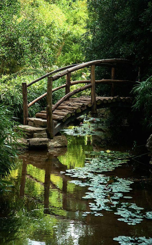 greenjapanesebridge.jpg