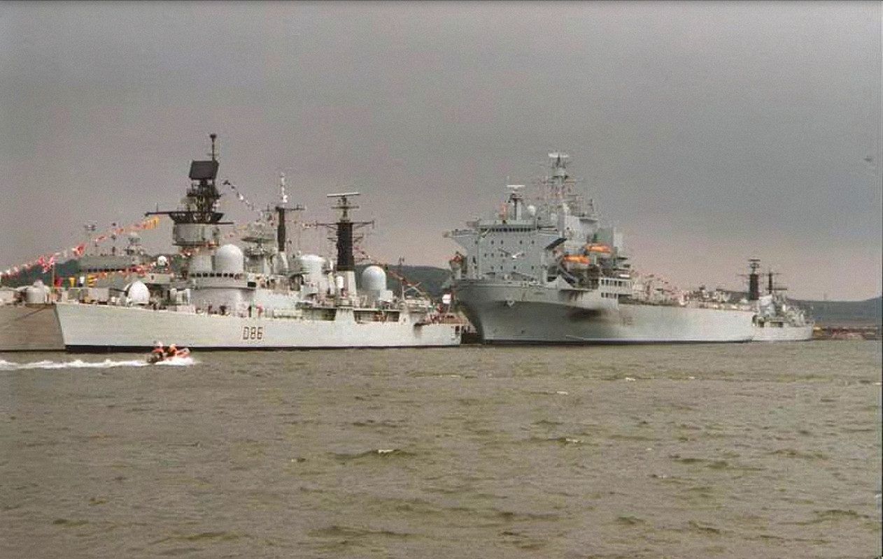 HMS Bimingham и судно снабжения Argus в дни военно-морского флота в Розайте, 1992