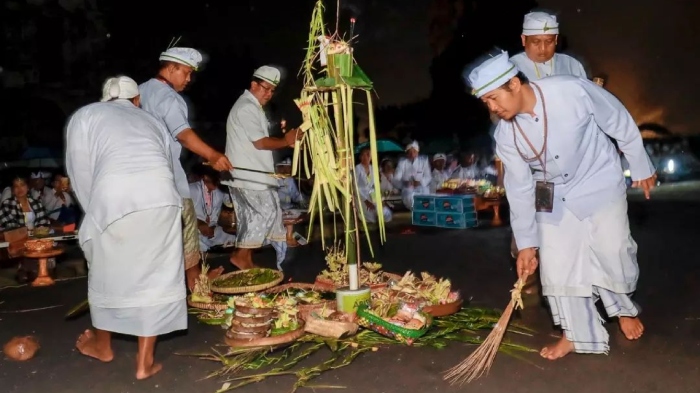 Ratusan umat Hindu dari berbagai daerah sedang mengikuti pelaksanaan upacara Hari Suci Siwaratri di kawasan Candi Prambanan pada Jumat (20/1/2023).