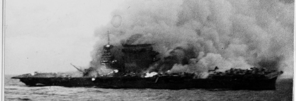 El portaaviones USS Lexington explota el 8 de mayo de 1942, varias horas después de haber sido dañado por un ataque aéreo japonés