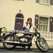 Olivia-Newton-Johnon-md16