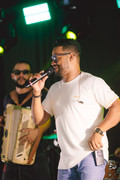 Close de Ailton Souza cantando no palco