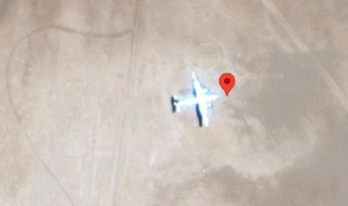 Pesawat di tengah gurun tertangkap kamera Google Maps.