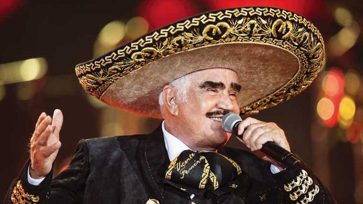 Doña Cuquita sale del hospital donde Vicente Fernández está grave