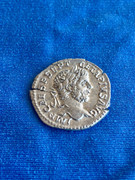 Denario de Geta (busto barbado). PONTIF TR P II COS II. Genio a izq. Roma 800668-F3-A151-4-D11-9181-6-D7-D0-EF1-A12-D