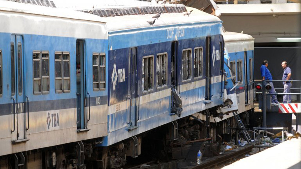 Una mujer se desmayó y cayó en las vías del tren; se salvó de milagro