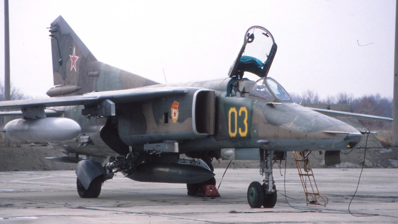 19 GvAPIB Mig-27D Yellow 03_61912560255 (2)