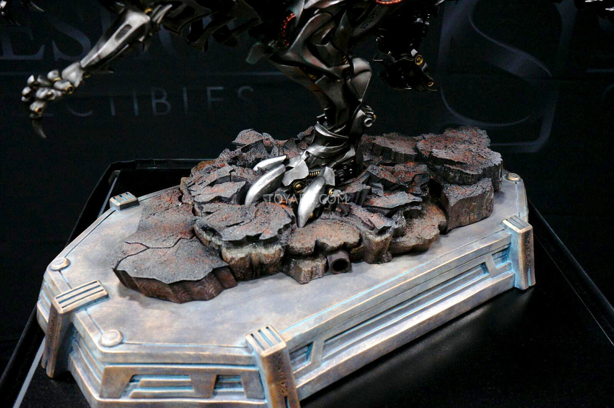 SDCC-2014-Sideshow-Transformers-Optimus-and-Grim