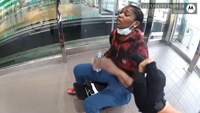 Mujer en maleta motorizada provoca persecución policial en aeropuerto (VIDEO)