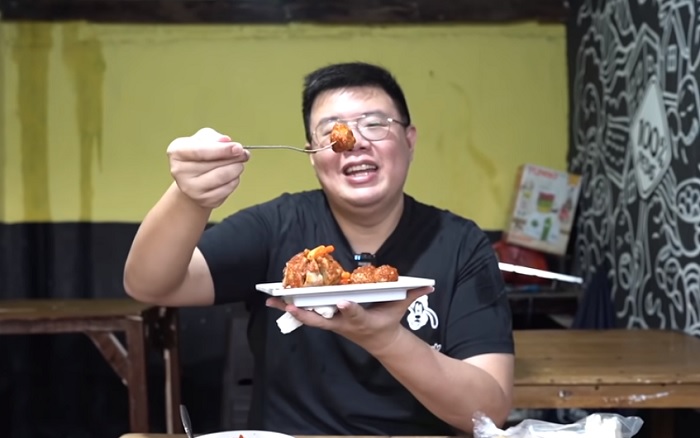 Felix saat mencoba sajian kuliner di Pentol Si Cabe.