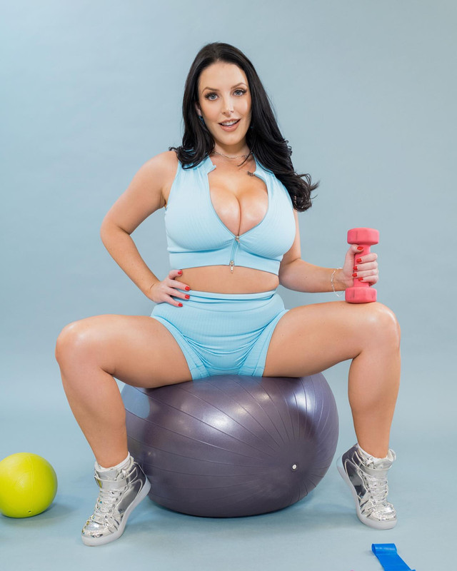 أنجيلا وايت: رمز الجاذبية والأناقة في عالم الجمال Theangelawhite-1717047826816