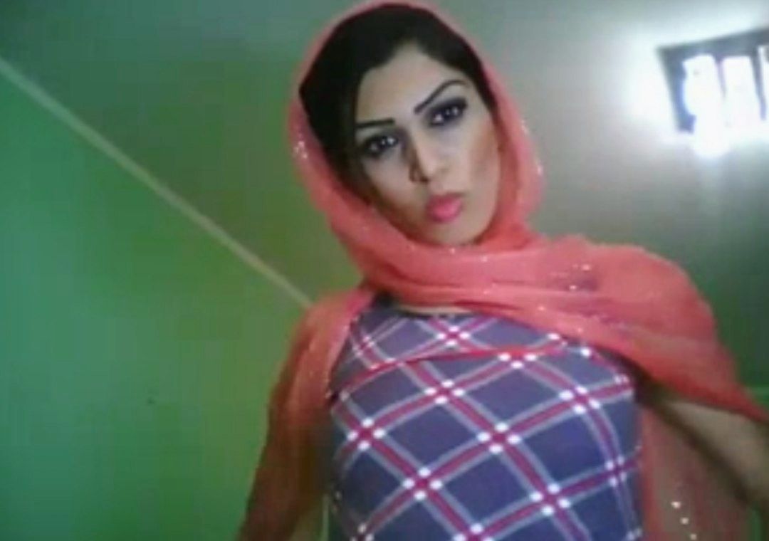 Pakistani girl showing her boob and pssy fingering 