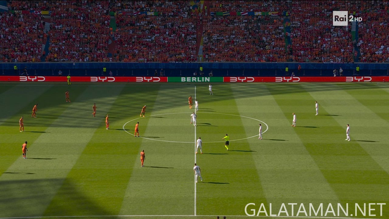 [Image: 06-25-17-05-00-Rai-2-HD-Netherlands-vs-A...35-236.jpg]