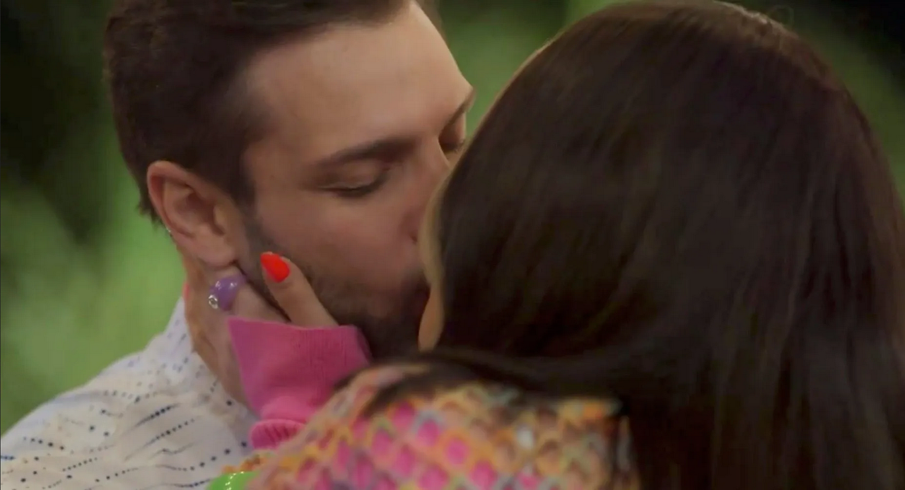 Nicola Porcella protagoniza apasionado beso con actriz trans en telenovela