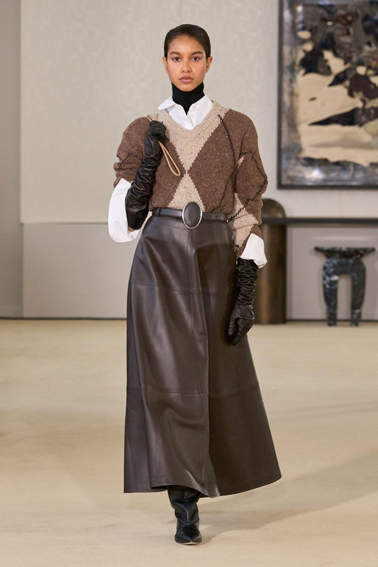 Maglioni Autunno 2026, pull argyle marrone e beige di Altuzarra con gonna in pelle