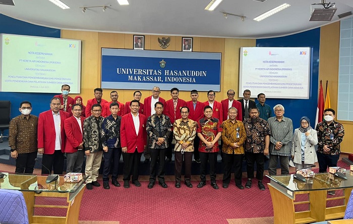 Direktur Utama KAI Didiek Hartantyo bersama Rektor Universitas Hasanuddin Prof. Dr. Ir. Jamaluddin Jompa, Msc melakukan sesi foto bersama usai penandatanganan MOU.