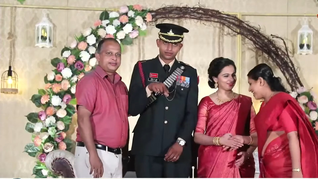 Cute Malayali bride wide open deep anvel in red saree.mp4_snapshot_00.31.200