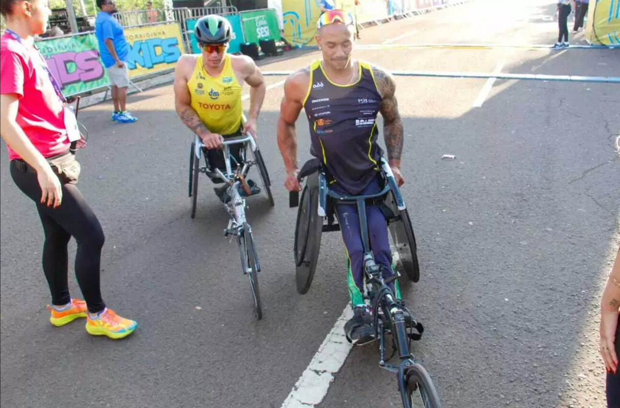 Atletas paralímpicos também completaram a meia-maratona na Corrida do Pantanal. (Foto: Juliano Almeida)