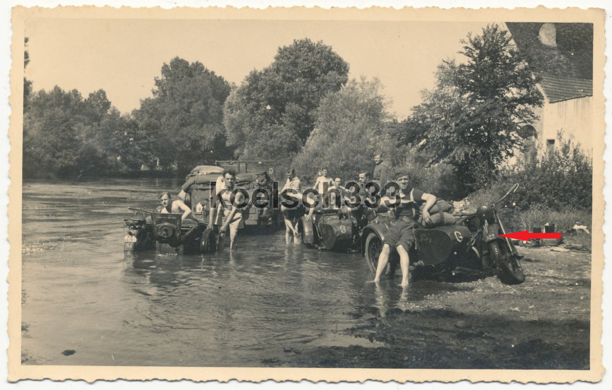 Foto Kradschützen der 6. Panzer Div. waschen Motorräder und PKW in einem Fluss