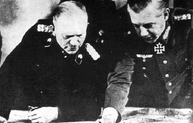 Guderian con el uniforme de las Panzertruppen junto al general Wenck, discutiendo las operaciones durante la Operación Ciudadela. Julio de 1943
