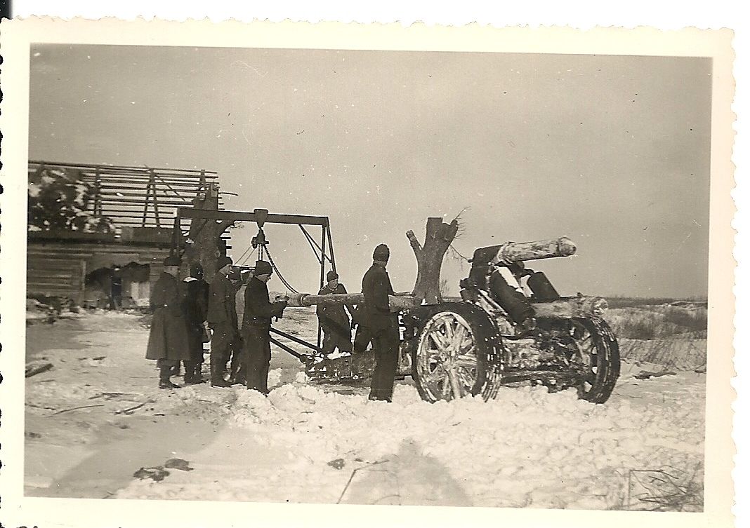 Orig.Foto Geschütz Rohrwechsel mit Flaschenzug Gerüst in Rußland im Winter WW2