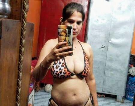 Hot married bhabhi dancing flashing her boobs