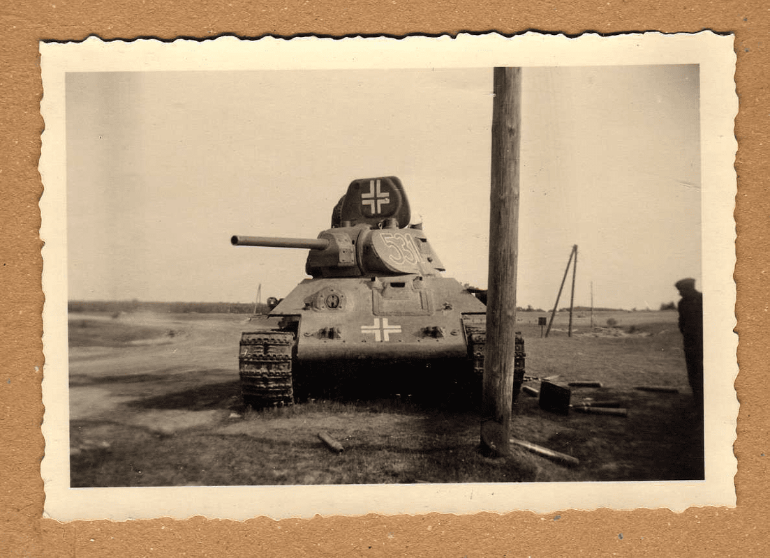 Foto Wehrmacht Beute Panzer T 34 mit deutscher Beschriftung super Ansicht (2)