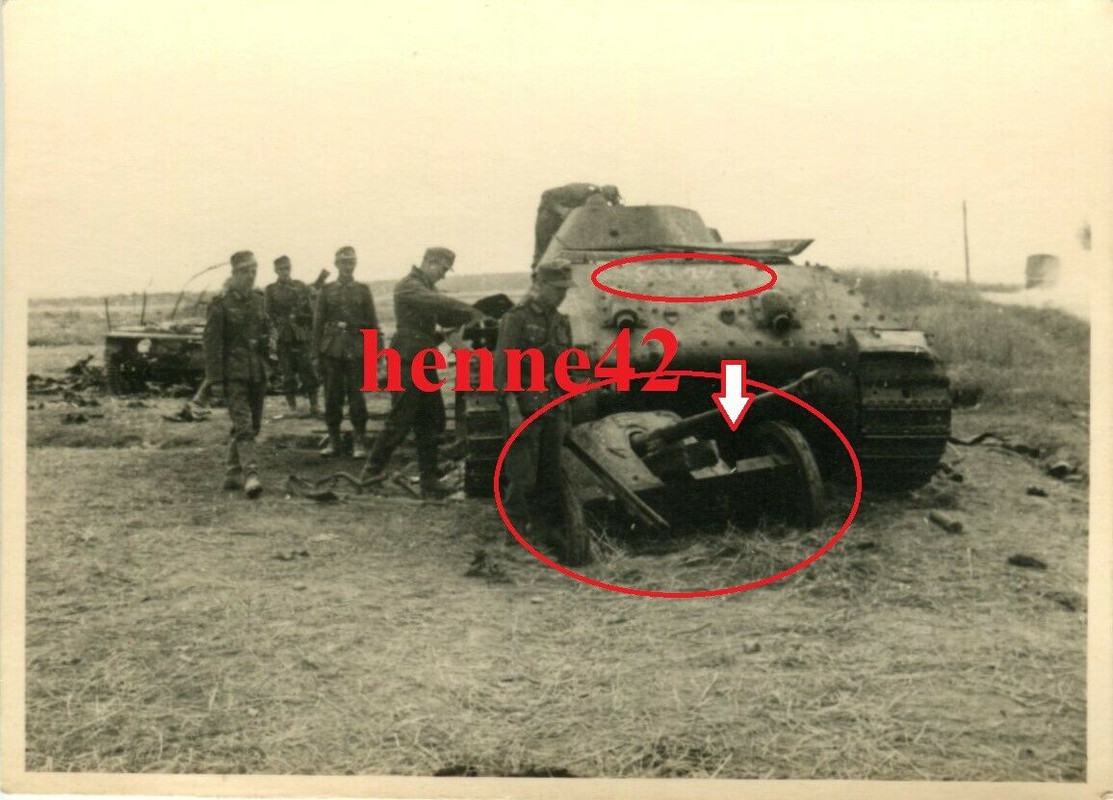 Foto Wehrmacht abgeschossener Panzer T34 überrollt Deutsche 5 cm Pak 38.