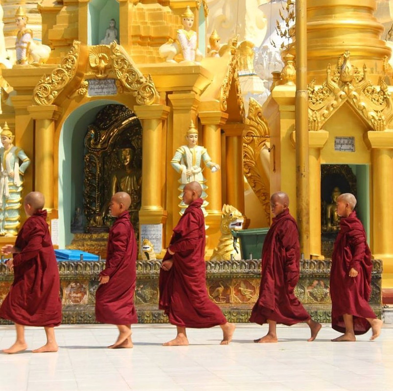 Berjalan tanpa alas kaki dan kaus kaki di Pagoda Shwedagon
