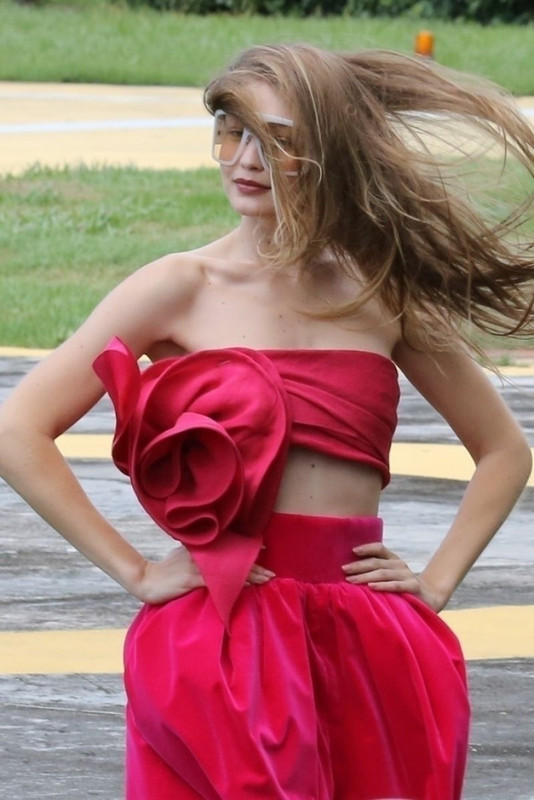 gigi-hadid-on-the-set-of-a-photoshoot-in-rio-de-janeiro-10-21-20