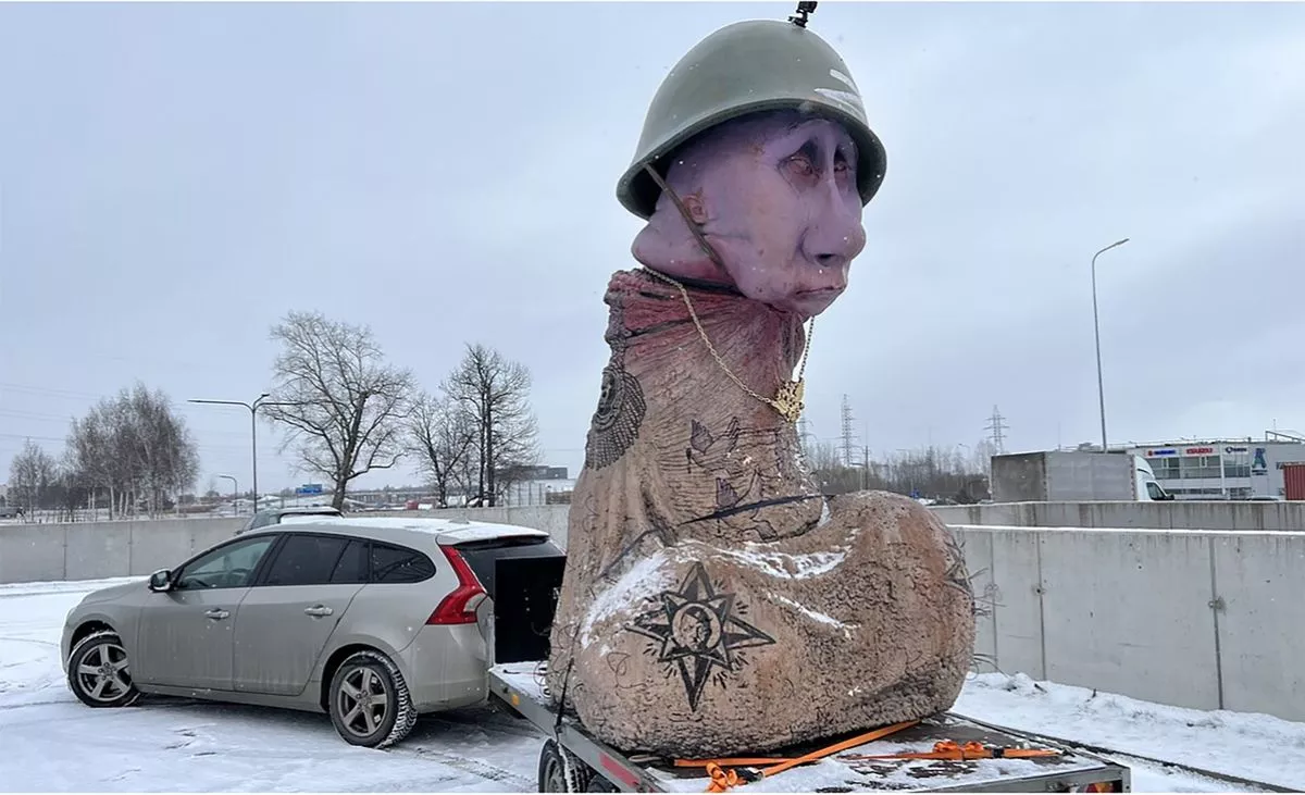 1-PAY-Lithuanian-artist-presents-sculpture-of-Putin-in-the-shape-of-penis-2-east2west-news