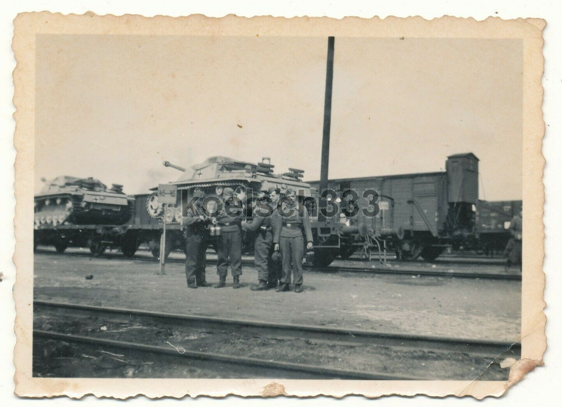 Foto Panzermänner vor Sturmgeschütz auf Eisenbahn Waggon Brascho