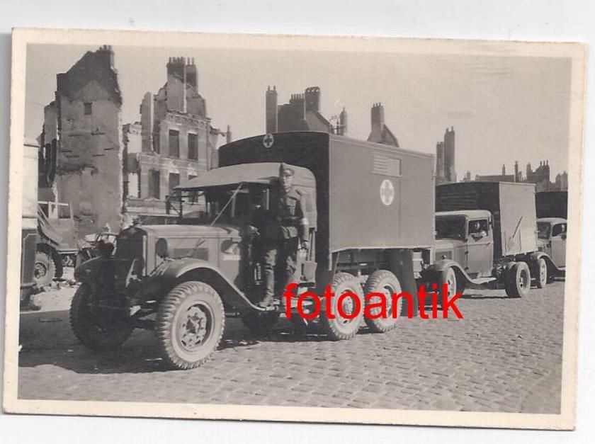 Foto 2 WK, WH Fahrzeug Rotes Kreuz, Beute franzö