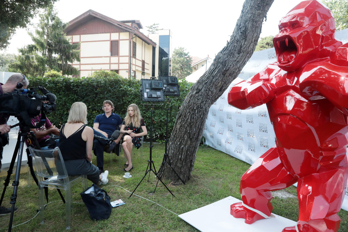 amanda-seyfried-movie-stars-lounge-venice-film-f