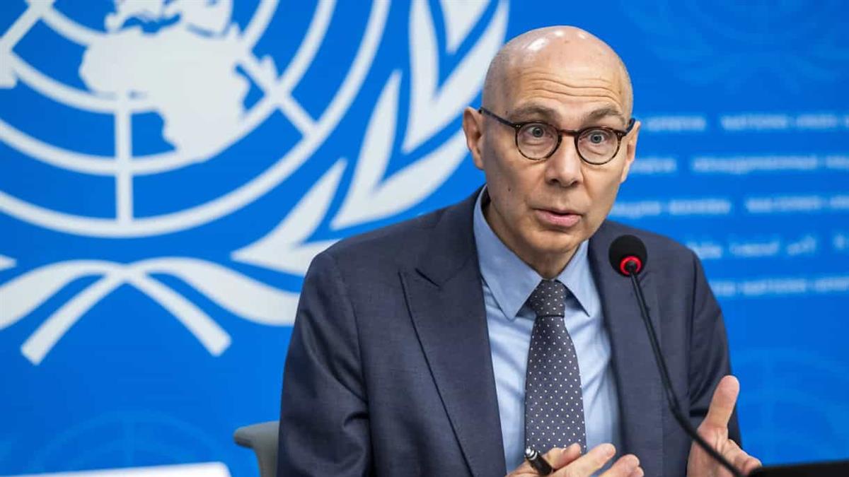 Volker Türk, Alto Comisionado de la ONU para los Derechos Humanos, hablando frente al logo de Naciones Unidas