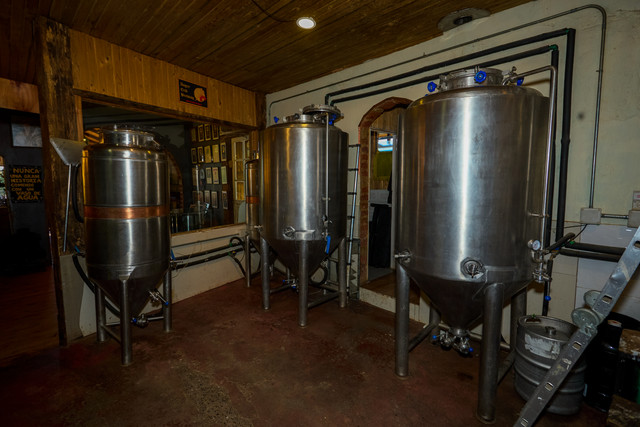 Tanques de fermentación en la planta de Cervecería Rural