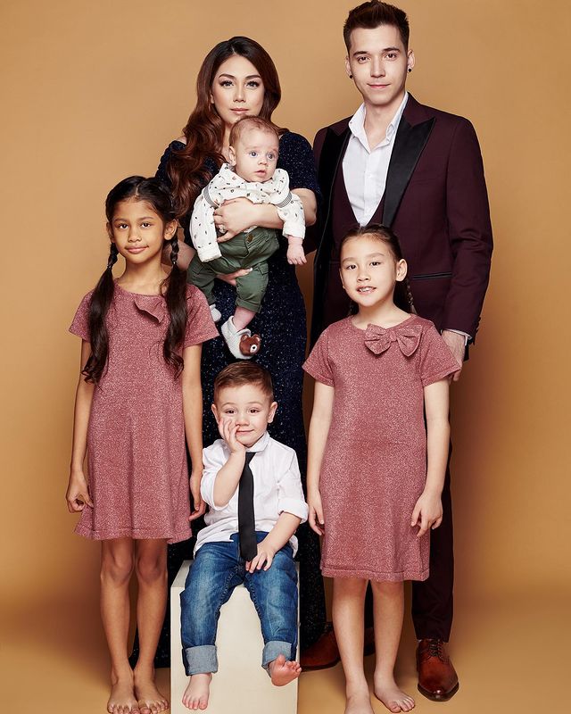 Pasangan selebriti Celine Evangelista dan Stefan William dan anak-anak mereka.