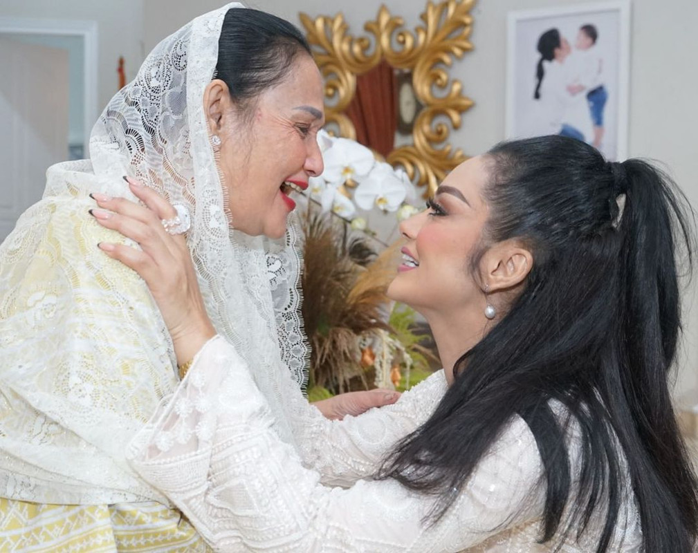 Krisdayanti merayakan Lebaran 2021 bersama keluarga.