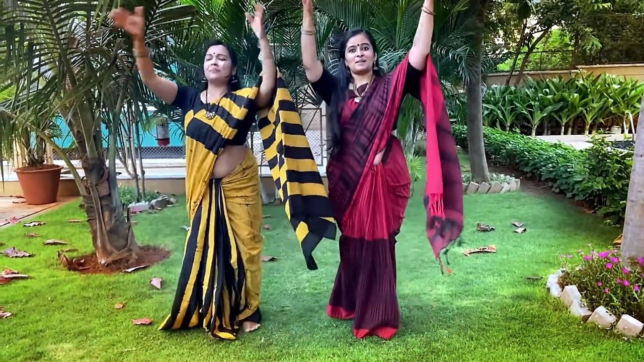 Malayali Homely Aunties Big Ass,Boobs and Navel while dancing.mkv_snapshot_05.30.845