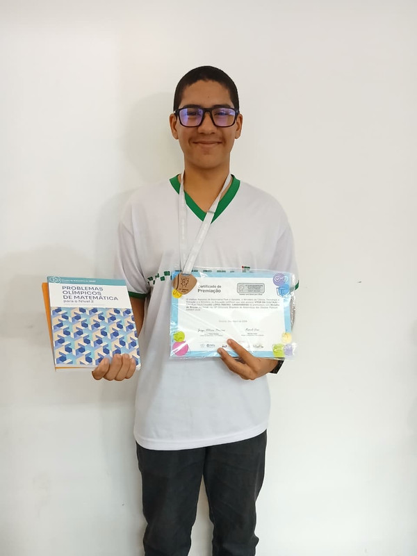 Retrato profissional de Vitor da Costa - jovem profissional com trajes formais, sorrindo levemente em fundo neutro
