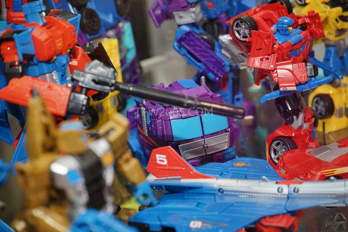 SDCC2015-Hasbro-Case-Transformers-Combiner-Wars-